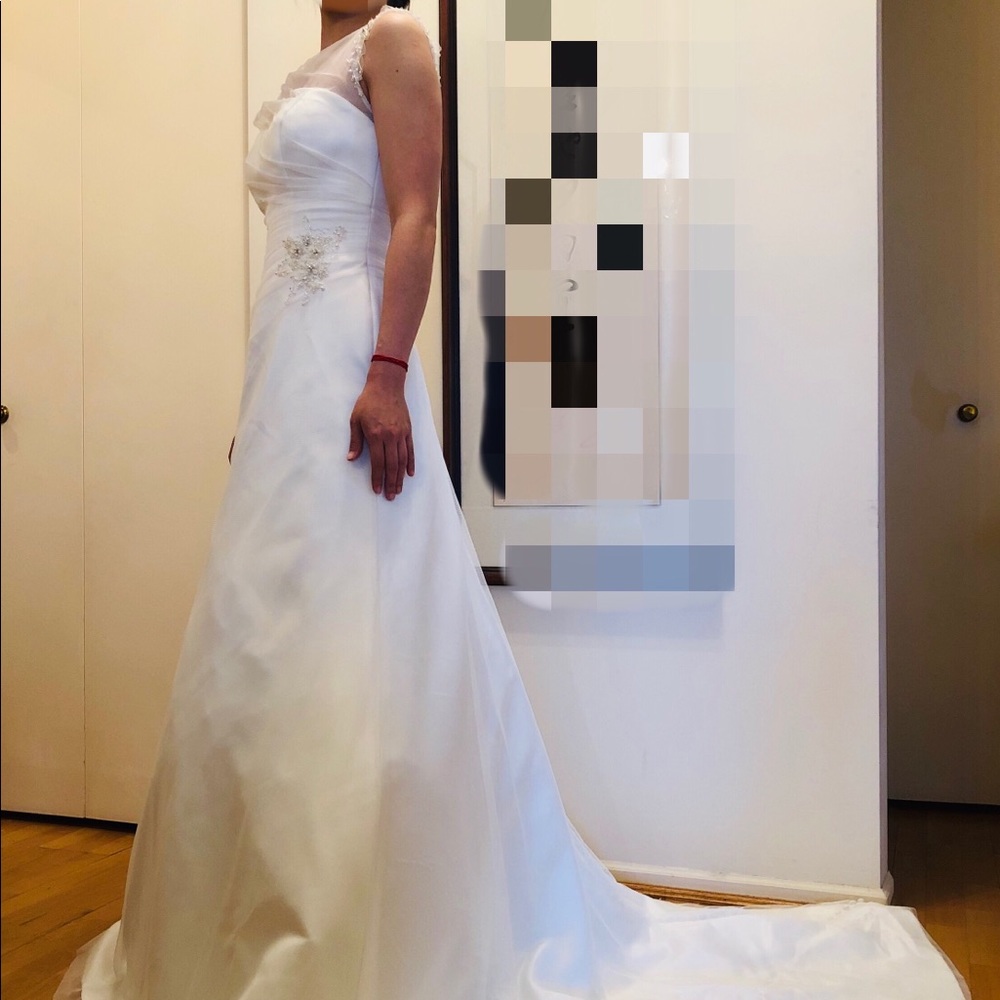 White wedding dress + veil - Picture 2 of 8